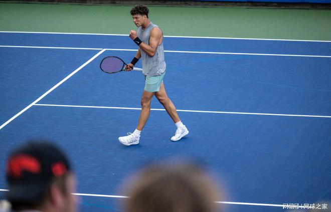 令人侧目 令人侧目